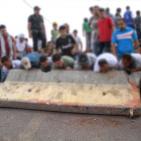 قوات الاحتلال تغلق مدخل بلدة دير جرير شرق مدينة رام الله للمرة الثالثة  . وأهالي البلدة يعيدون فتح الطريق ..