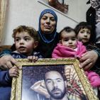 عائلتي الاسيرين رمضان يعقوب ومحمد عفانه يستعدون لاستقبال أبنائهم في مخيم قلنديا