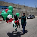 فلسطينيون يطلقون 