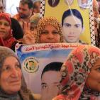 رسم حي لجدارية تضامنية لخضر عدنان في اعتصام ذوي أسرى غزة