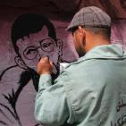 رسم حي لجدارية تضامنية لخضر عدنان في اعتصام ذوي أسرى غزة