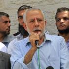 رسم حي لجدارية تضامنية لخضر عدنان في اعتصام ذوي أسرى غزة