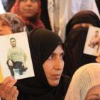 رسم حي لجدارية تضامنية لخضر عدنان في اعتصام ذوي أسرى غزة