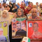 رسم حي لجدارية تضامنية لخضر عدنان في اعتصام ذوي أسرى غزة