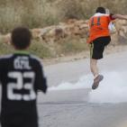 النبي صالح: نشطاء يرفعون البطاقات الحمراء دعما  لوقف عضوية الاحتلال في الفيفا