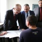 الحمد لله يتفقد قاعات طلاب الثانوية العامة في رام الله