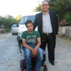 محافظ الخليل واذاعة راية يقدمان كراسي كهربائية لذوي الاعاقة