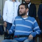 محافظ الخليل واذاعة راية يقدمان كراسي كهربائية لذوي الاعاقة