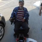 محافظ الخليل واذاعة راية يقدمان كراسي كهربائية لذوي الاعاقة