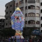 اضاءة أكبر فانوس في قطاع غزة عشية حلول شهر رمضان