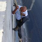 شبان يتسلقون جدار الفصل العنصري صباح اليوم  لأداء صلاة الجمعة الأولى من رمضان  في المسجد الاقصى