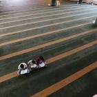 اطفال يقرأون القران في مسجد تميم الداري في رام الله‎