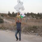 افطار امام سجن عوفر الاحتلالي بالماء والتمر اسنادا للاسرى المضربين عن الطعام