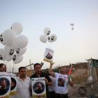 افطار امام سجن عوفر الاحتلالي بالماء والتمر اسنادا للاسرى المضربين عن الطعام