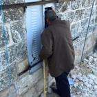 بالصور: قوات الاحتلال تغلق منزل الشهيد عدي أبو جمل منفذ عملية الكنيس