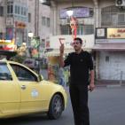 افراد من الشرطة يتناولون افطارهم وسط رام الله