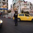 افراد من الشرطة يتناولون افطارهم وسط رام الله