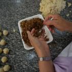 استقبال العيد بالحلوى المفضلة.. 