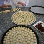 استقبال العيد بالحلوى المفضلة.. 