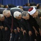 الرئيس يؤدي صلاة العيد ويضع الزهور على قبر الشهيد عرفات