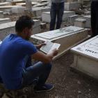 أهالي الشهداء وموتى المسلمين يزورون المقابر في العيد