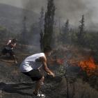 غضب الطبيعة يشعل النيران بالغابات اليونانية