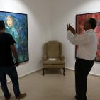 الفنان شفيق رضوان حاضر بلوحاته رغم منع الاحتلال قدومه ليفتتح معرضه