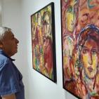 الفنان شفيق رضوان حاضر بلوحاته رغم منع الاحتلال قدومه ليفتتح معرضه