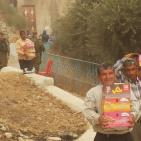 نورا نصار مديره مدرسة قرطبه في البلدة القديمه في مدينة الخليل والاسرة التربوية تدخل المواد الغذائيه للطلبة رغم انف المستوطنيين