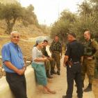 نورا نصار مديره مدرسة قرطبه في البلدة القديمه في مدينة الخليل والاسرة التربوية تدخل المواد الغذائيه للطلبة رغم انف المستوطنيين