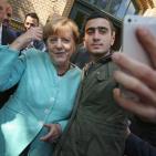 ميركل تتصور سلفي مع اللاجئين السوريين خلال زيارتها لهم