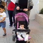 الساحر  مع الاطفال  في سوق الحرجة في رام الله