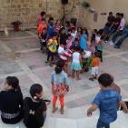 الساحر  مع الاطفال  في سوق الحرجة في رام الله