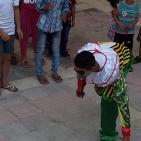 الساحر  مع الاطفال  في سوق الحرجة في رام الله