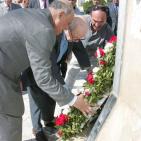 فاروق القدومي وسلمان الهرفي يضعون اكاليل الزهور على اضرحة شهداء حمام الشط بتونس