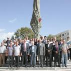 فاروق القدومي وسلمان الهرفي يضعون اكاليل الزهور على اضرحة شهداء حمام الشط بتونس