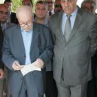 فاروق القدومي وسلمان الهرفي يضعون اكاليل الزهور على اضرحة شهداء حمام الشط بتونس