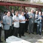 فاروق القدومي وسلمان الهرفي يضعون اكاليل الزهور على اضرحة شهداء حمام الشط بتونس