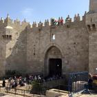 رفع علم فلسطين على اسوار البلدة القديمة