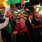 مواطنون يتابعون خطاب الرئيس وسط مدينة رام الله