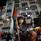 مواطنون يتابعون خطاب الرئيس وسط مدينة رام الله