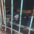 اشتعال النيران في منزل خلال المواجهات مع الاحتلال بالخليل