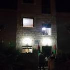 مواطنون يتجمعون في منزل الشهيد حلبي خشية من اقدام الاحتلال على هدمه