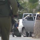 الاحتلال يغلق مدخل بلدة بيت أمر الرئيسي