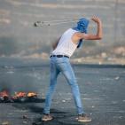 بالصور: مواجهات مستمرة منذ الصباح حتى اللحظة في حي البالوع - البيرة