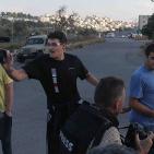 بالصور: المستوطنون يعتدون على الصحفيين في الخليل