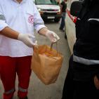 بالصور : مطاعم رام الله تتبرع بوجبات طعام للمتظاهرين والمسعفين والصحفيين قرب مدخل البيرة الشمالي