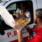 بالصور : مطاعم رام الله تتبرع بوجبات طعام للمتظاهرين والمسعفين والصحفيين قرب مدخل البيرة الشمالي