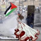 فنانة فلسطينية تجسد في رسوماتها خوذة صلاح الدين وكوفية عرفات