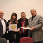 معرض رجلين طوال في مركز السلام بيت لحم‎